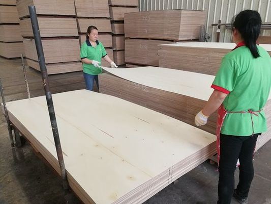 Top A Veneer de bois artificiel Lavé Noir Abricot Couronne Grain Couleur foncée Pour la décoration de l'armoire d'hôtel