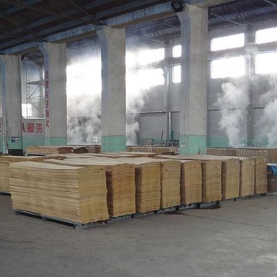 Fabriqué en bois fin d'une épaisseur de 0,18 à 0,6 mm pour la décoration d'un hôtel