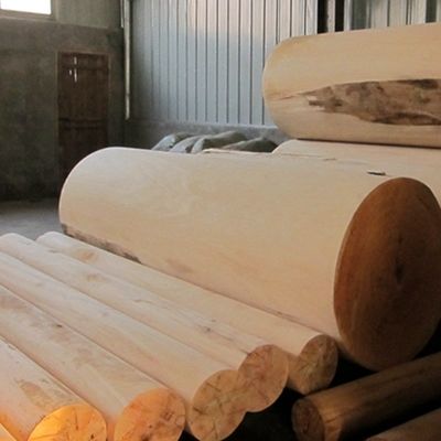 Grâce à la technique de l'argile, les grains de feuilles de bois sont recouverts d'un revêtement en bois reconstitué de haute qualité.