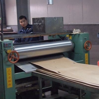 Taille foncée machinée 3100mm de Grey Color For Decoration Lengthened de grain Fineline droit de la noix H8536 de placage en bois d'ardoise