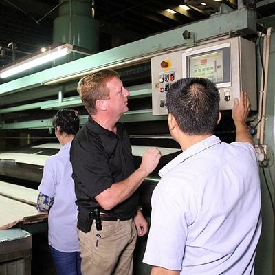 Le quart naturel de placage en bois de Koto a coupé la bonne capacité d'approvisionnement de grain droit spécial de flocon pour teindre le processus