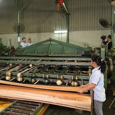 Le quart naturel américain adapté aux besoins du client de placage en bois de chêne a coupé/grain droit teint a fumé pour pour la décoration d'hôtel