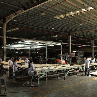 Le quart figure d'Anegre a coupé le bois pour plaquer la couleur uniforme droite pour des instruments de musique
