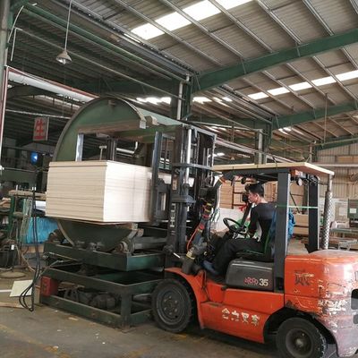 Le grain de groupe de contreplaqué de Bubinga de fantaisie de haute qualité pour la décoration 2440/2745/3050mm d'hôtel a rallongé l'usine de la Chine de taille