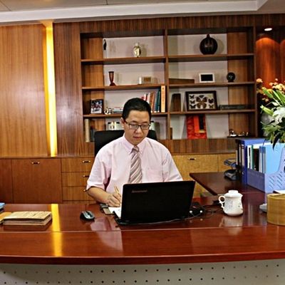 Placage en bois de perle noire artificiel de 2850 mm de longueur pour la décoration hôtelière, personnalisable BP-X0103