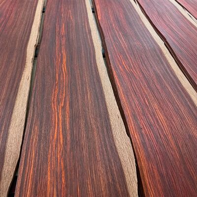 Veneer de bois naturel teint de plantes iridescentes vives, veneer de bois décoratif écologique durable pour le design de meubles d'intérieur de luxe