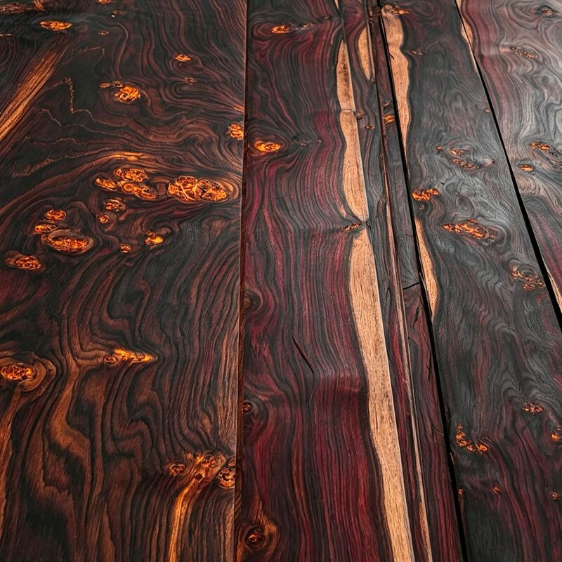 Veneer de bois naturel teint de plantes iridescentes vives, veneer de bois décoratif écologique durable pour le design de meubles d'intérieur de luxe